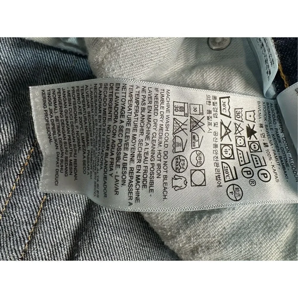 Levi’s men’s 505 straight leg medium wash jeans size 38x30.  #38-0954